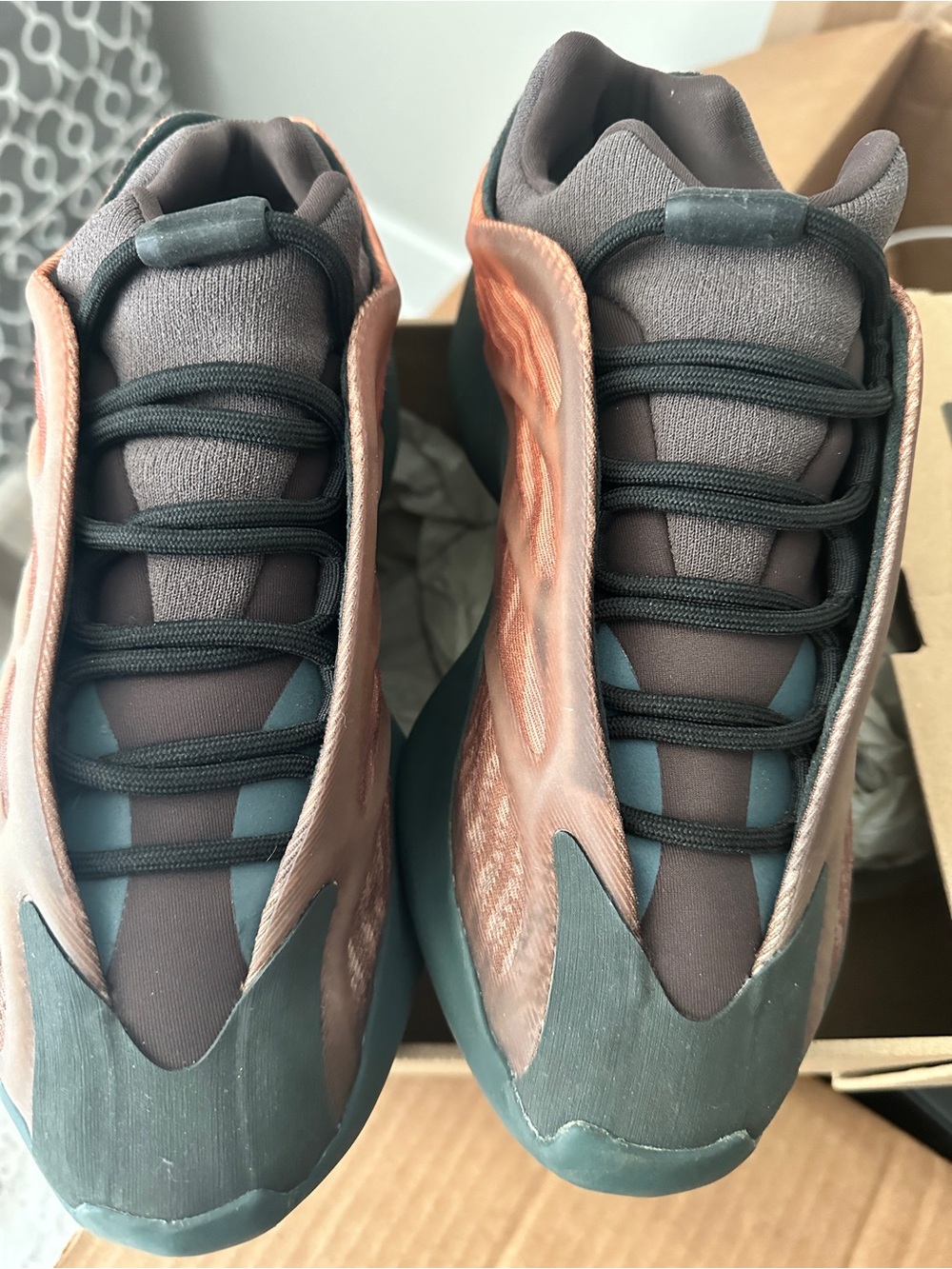 YZY 700 V3 GY 4109 adidas Yeezy Copper Fade Box - original box like new